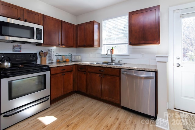 15907 Rose Glenn Ln, Davidson, NC 28036 - kitchen with stainless steel appliances, a sink, healthy amount of natural light, and light wood finished floors
