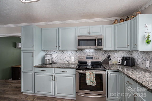 2206 Whitworth Rd, Cherryville, NC 28021 - kitchen featuring stainless steel appliances, dark wood-style floors, crown molding, tasteful backsplash, and a textured ceiling