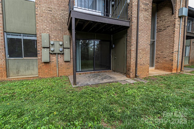 326 Orchard Trace Ln Unit 3, Charlotte, NC 28213 - entrance to property featuring a balcony, a yard, and brick siding