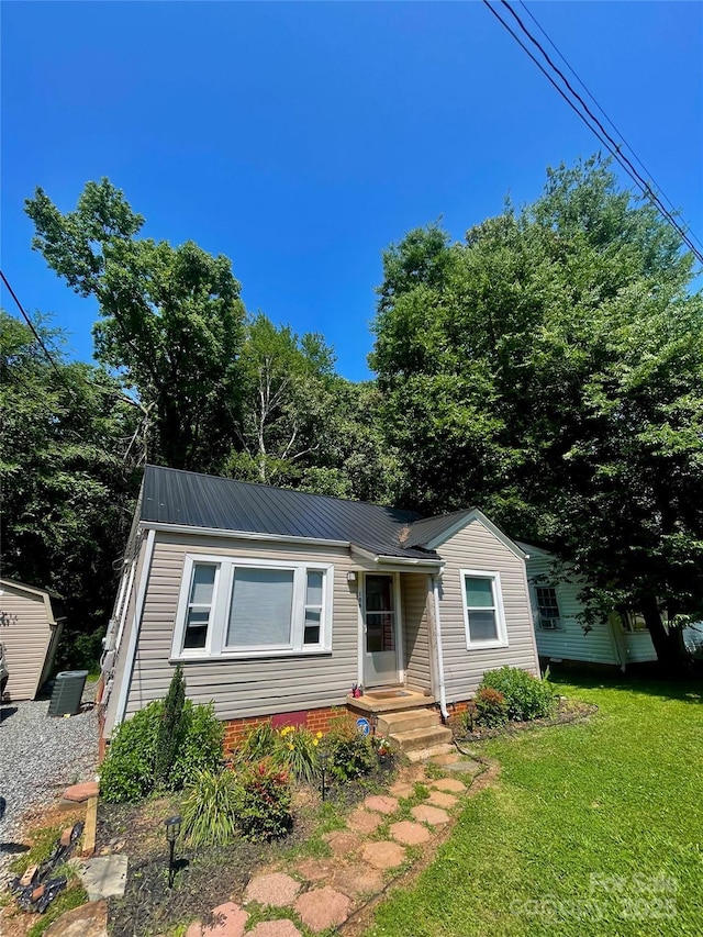 106 Peacock Ave, Lexington, NC 27292 - view of front of property with a front yard, metal roof, and central AC unit