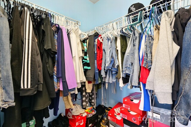 1134 Plaza Walk Dr, Charlotte, NC 28215 - view of walk in closet