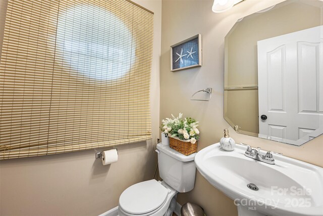 12312 Mcallister Park Dr, Charlotte, NC 28277 - half bath featuring toilet and a sink