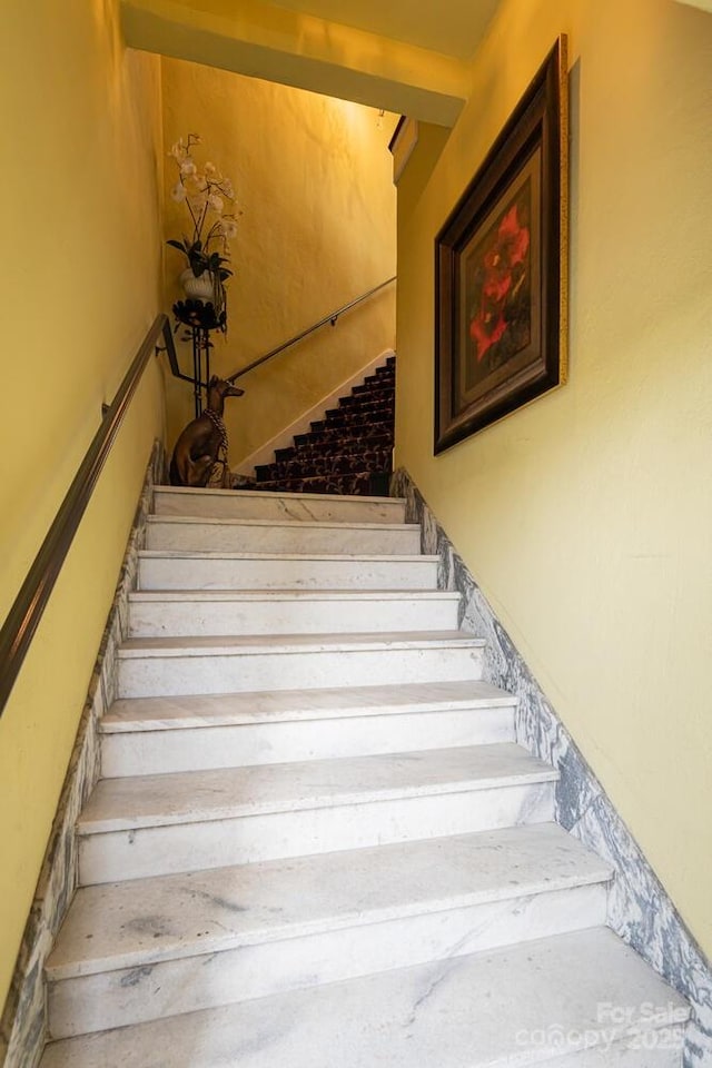 231 N Main St, Hendersonville, NC 28792 - view of stairway