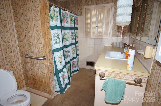 402 Villa St, Kannapolis, NC 28083 - bathroom with vanity, toilet, a shower with curtain, and wallpapered walls