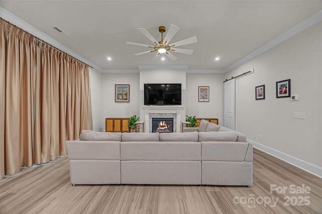 513 Meadow Ridge Dr, Belmont, NC 28012 - living area featuring recessed lighting, a barn door, light wood-style flooring, ceiling fan, and baseboards