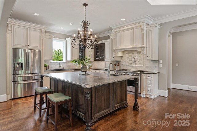 1501 Alydar Ct, Waxhaw, NC 28173 - kitchen featuring appliances with stainless steel finishes, a chandelier, a kitchen bar, a sink, and a kitchen island with sink
