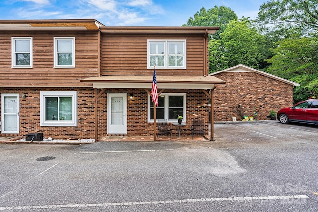 729 Tenth Ave NE, Hickory, NC 28601 - view of front of house with uncovered parking and brick siding