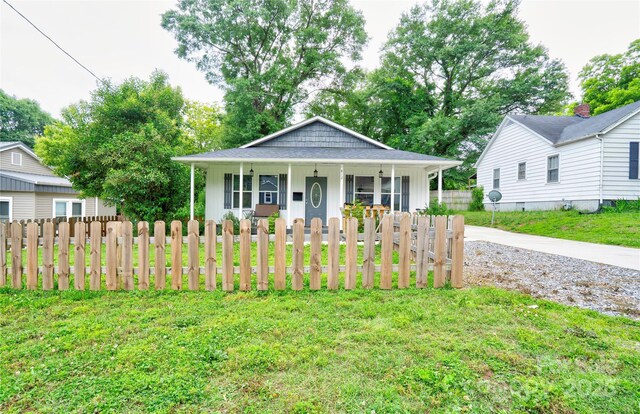 812 Kings Rd, Shelby, NC 28150 - view of front of home featuring covered porch, a fenced front yard, and driveway