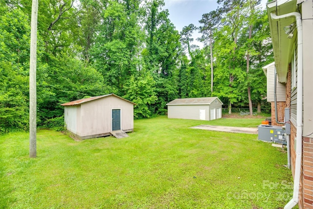 2111 Parkdale Ave, Gastonia, NC 28052 - view of grassy yard featuring an outbuilding and a detached garage