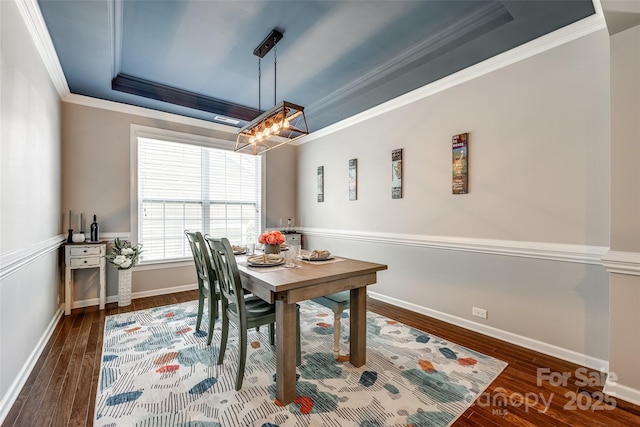 129 Hawks Creek Pkwy, Fort Mill, SC 29708 - dining room with a tray ceiling, crown molding, a chandelier, and hardwood / wood-style floors