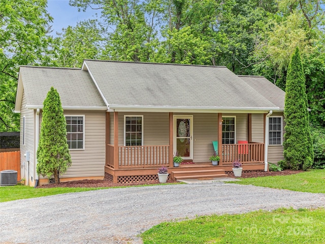 17 Fieldtop Ln, Arden, NC 28704 - ranch-style home with covered porch, a shingled roof, and a front lawn