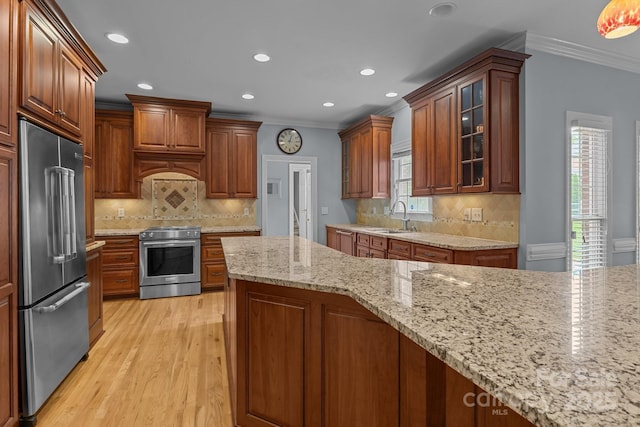 9717 Waterton Ct, Huntersville, NC 28078 - kitchen featuring appliances with stainless steel finishes, a sink, crown molding, light wood-style flooring, and recessed lighting