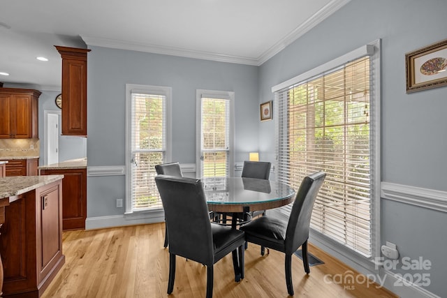 9717 Waterton Ct, Huntersville, NC 28078 - dining area featuring light wood-style floors, ornamental molding, recessed lighting, and baseboards