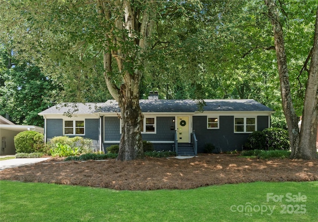1027 Dresden Dr W, Charlotte, NC 28205 - ranch-style home featuring a chimney and a front lawn