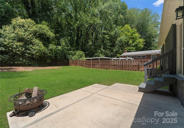 1027 Dresden Dr W, Charlotte, NC 28205 - fenced backyard featuring a patio area
