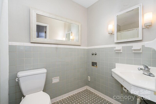 5742 Murrayhill Rd, Charlotte, NC 28210 - full bathroom featuring tile walls, a wainscoted wall, and a shower with curtain