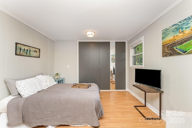 4014 Sulkirk Rd, Charlotte, NC 28210 - bedroom featuring light wood finished floors, ornamental molding, and a closet