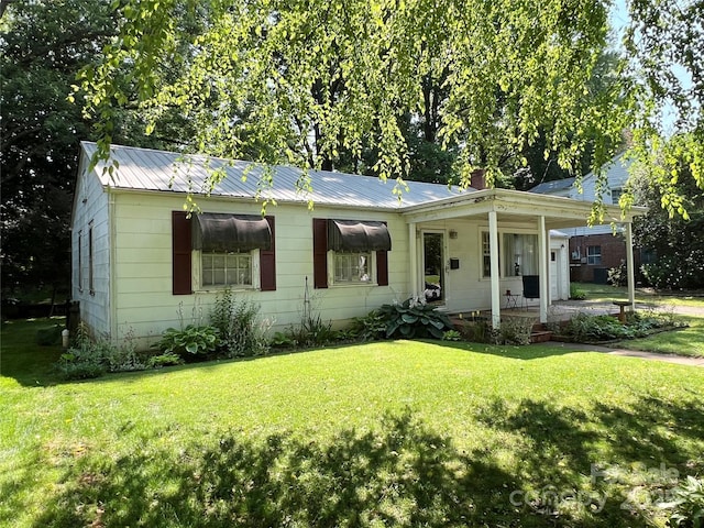 511 Westview St SW, Lenoir, NC 28645 - view of front facade with a front yard, covered porch, and metal roof