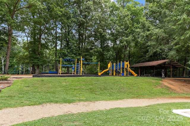2917 Rustic Ln, Charlotte, NC 28210 - community play area with a lawn and view of wooded area