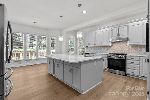 15400 Groveland St, Huntersville, NC 28078 - kitchen featuring stainless steel appliances, light wood-type flooring, backsplash, gray cabinetry, and pendant lighting