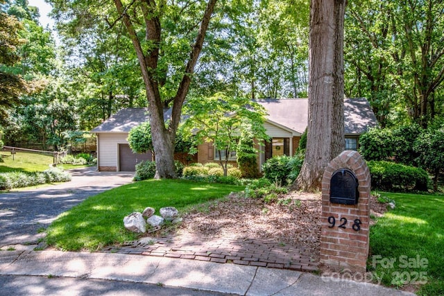 928 Tally Ho Ct, Charlotte, NC 28212 - view of front facade with driveway