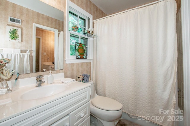 928 Tally Ho Ct, Charlotte, NC 28212 - full bath featuring vanity, wallpapered walls, and a shower with shower curtain