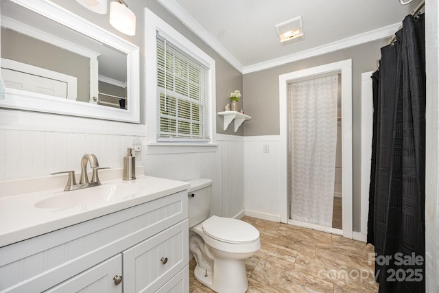 158 John Crotts Rd, Mocksville, NC 27028 - bathroom featuring toilet, vanity, wainscoting, crown molding, and curtained shower