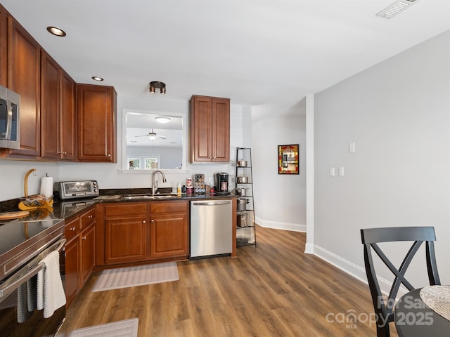 1836 Fairlawn Ct, Rock Hill, SC 29732 - kitchen with appliances with stainless steel finishes, a sink, dark wood-style flooring, baseboards, and recessed lighting