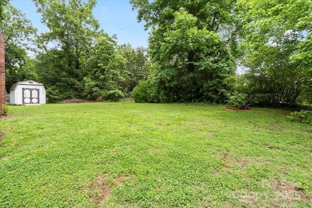 1512 Anthony Dr, Gastonia, NC 28052 - view of grassy yard featuring a storage shed