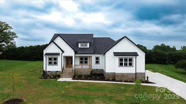 115 Augusta Ln, Shelby, NC 28150 - modern farmhouse style home with a front lawn, crawl space, and a shingled roof