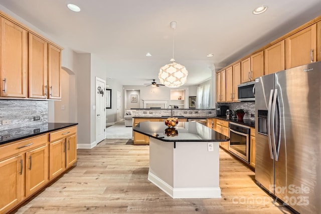 5832 Lagrande Dr, Charlotte, NC 28269 - kitchen with stainless steel appliances, a sink, a peninsula, backsplash, and dark countertops