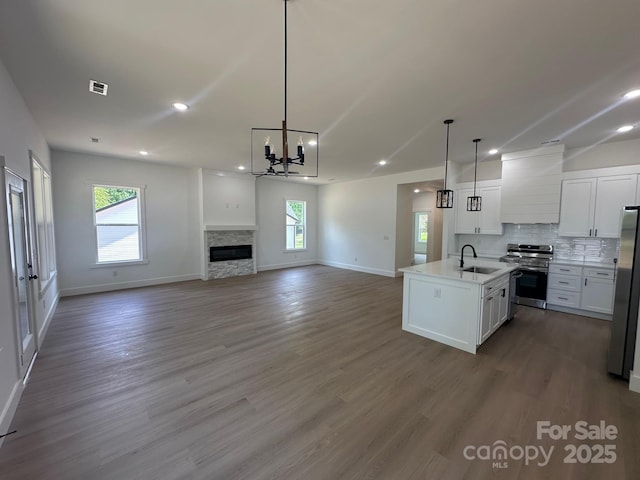 953 Mike Cir, Spartanburg, SC 29303 - kitchen featuring stainless steel appliances, a sink, baseboards, open floor plan, and white cabinets