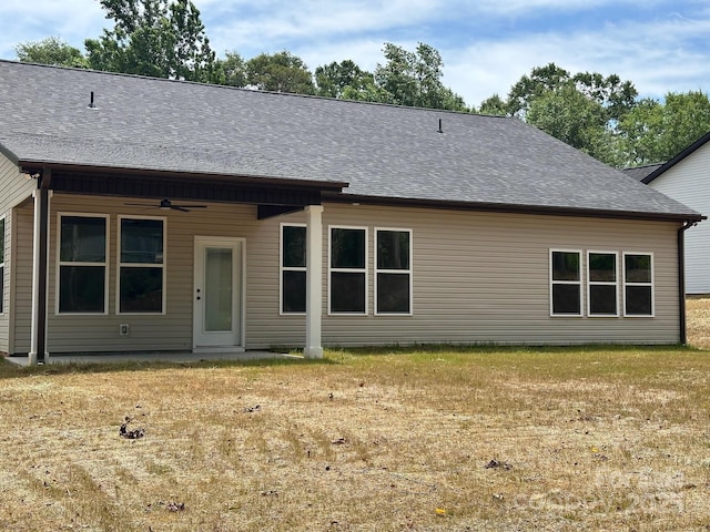 953 Mike Cir, Spartanburg, SC 29303 - rear view of house featuring a ceiling fan, roof with shingles, and a lawn