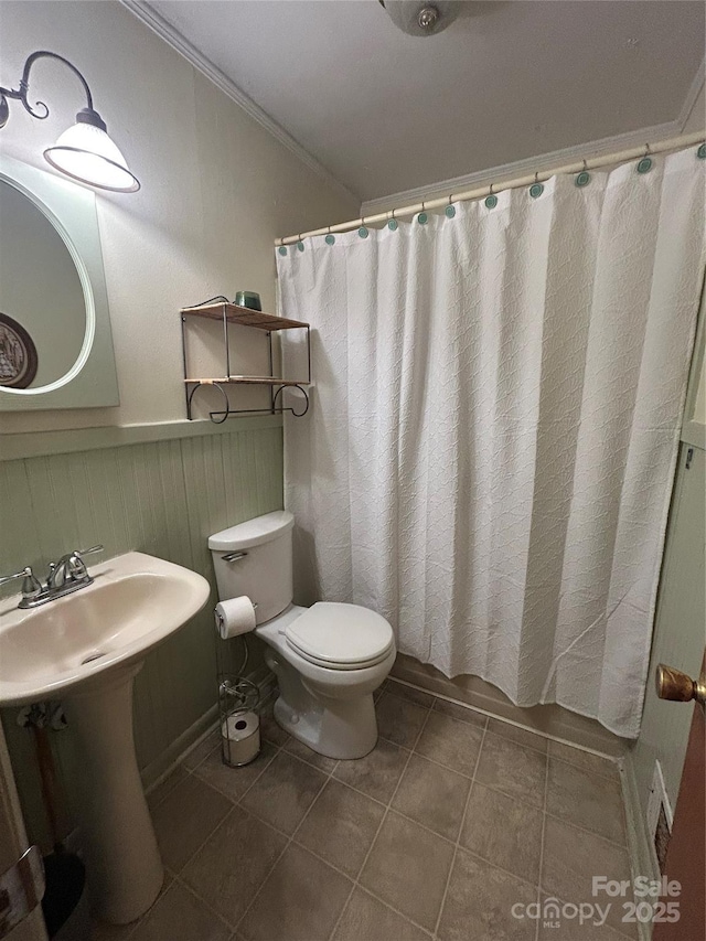 211 S Slack St, Albemarle, NC 28001 - full bath featuring toilet, a wainscoted wall, tile patterned flooring, a shower with shower curtain, and crown molding