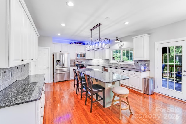 15811 Burlingame Dr, Huntersville, NC 28078 - kitchen featuring stainless steel appliances, a kitchen breakfast bar, tasteful backsplash, and recessed lighting