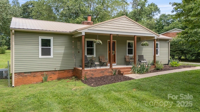3980 English Oak Dr, Lincolnton, NC 28092 - bungalow with covered porch, a front yard, and crawl space