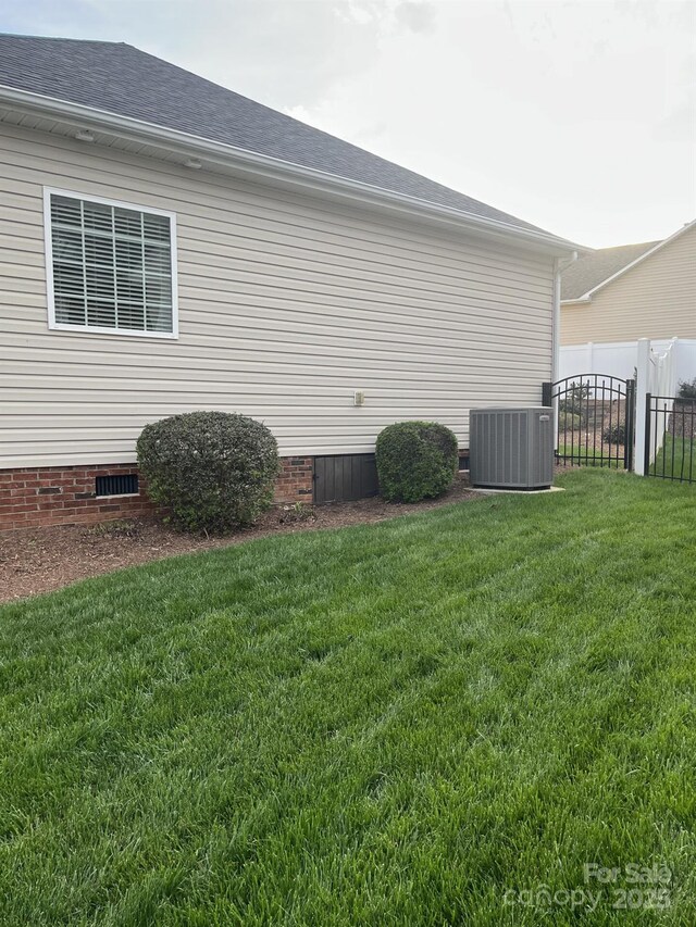 2300 Wednesbury Ct, Kannapolis, NC 28083 - view of side of property with crawl space and a shingled roof