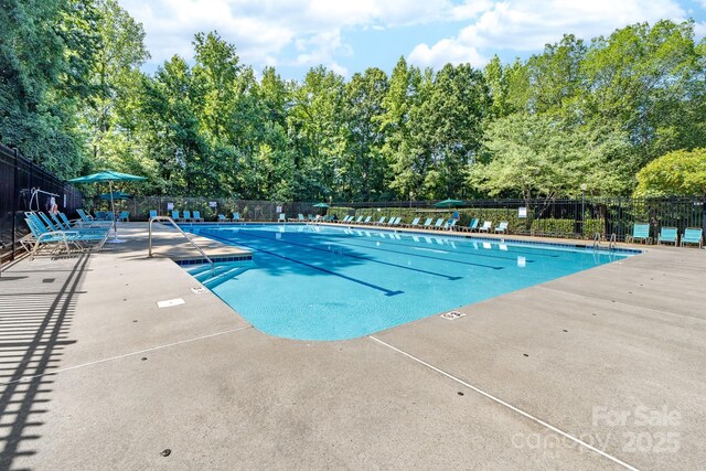 5104 Timbertop Ln, Charlotte, NC 28215 - community pool with a patio area