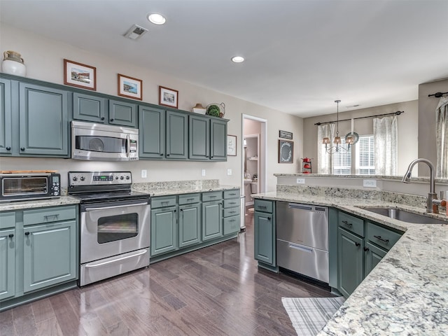 7700 Antique Cir, Waxhaw, NC 28173 - kitchen featuring appliances with stainless steel finishes, a chandelier, hanging light fixtures, dark wood finished floors, and recessed lighting