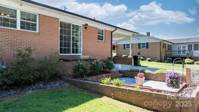 135 Burton Hills Cir, Gastonia, NC 28054 - view of green lawn featuring a carport and a patio area
