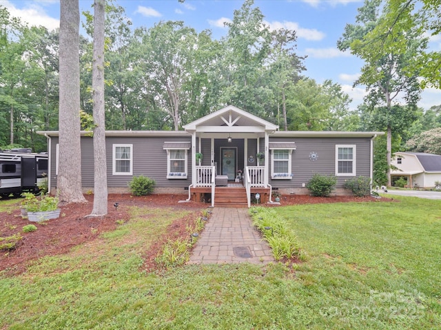 142 Hickory Rd, Lexington, NC 27292 - view of front facade with a porch, a front yard, and view of wooded area