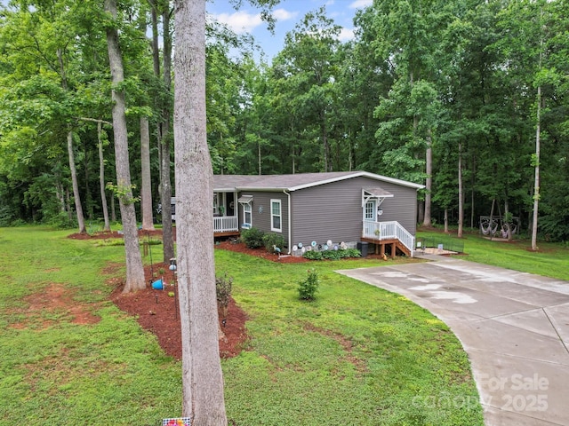 142 Hickory Rd, Lexington, NC 27292 - view of front facade featuring a front lawn, driveway, and covered porch