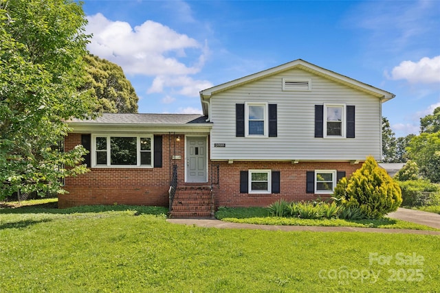 2000 Townsend Ave, Charlotte, NC 28205 - tri-level home with a front yard and brick siding