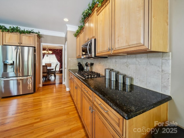 6523 Alba Rose Ln, Huntersville, NC 28078 - kitchen featuring appliances with stainless steel finishes, a chandelier, light wood finished floors, crown molding, and tasteful backsplash