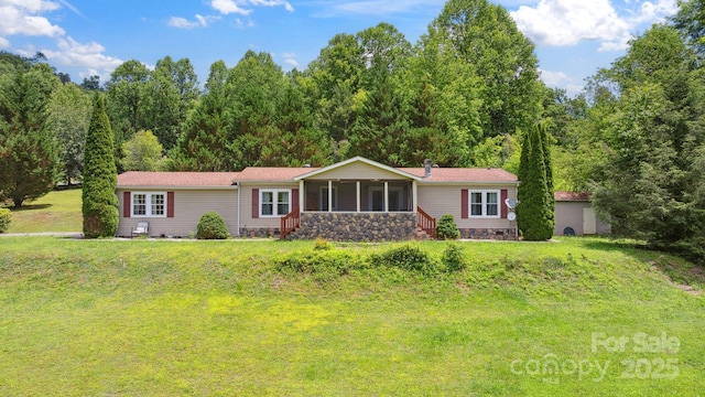 152 Lantana Dr, Sylva, NC 28779 - single story home with a sunroom and a front lawn