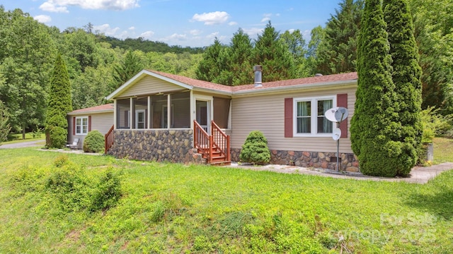 152 Lantana Dr, Sylva, NC 28779 - single story home featuring a front yard and a sunroom