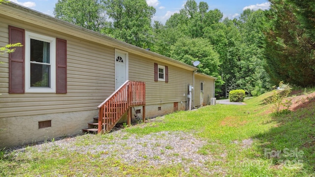152 Lantana Dr, Sylva, NC 28779 - back of property featuring crawl space and a lawn