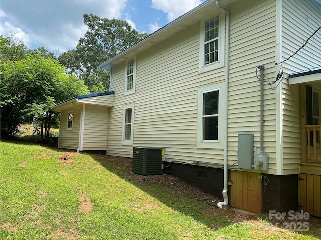103 Hickory Hills Dr, Morganton, NC 28655 - view of side of property featuring crawl space and a lawn