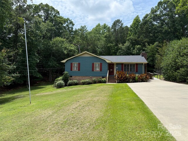 200 Breslin St, Wadesboro, NC 28170 - ranch-style house with driveway, a front yard, a chimney, and crawl space