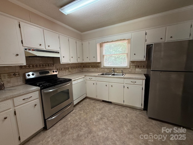 200 Breslin St, Wadesboro, NC 28170 - kitchen with stainless steel appliances, under cabinet range hood, a textured ceiling, tasteful backsplash, and ornamental molding